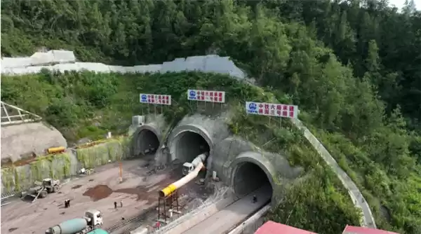 西渝高铁隧道施工示意图