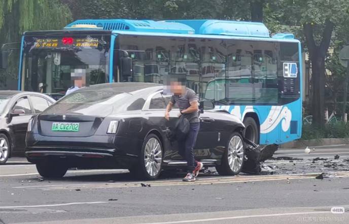 车评人陈震车祸引热议
