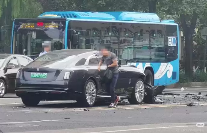 车评人陈震车祸引热议