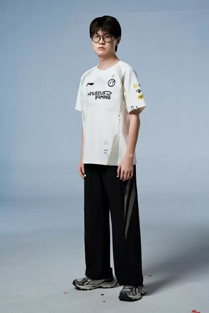 iG发布2025英雄联盟全球总决赛定妆照:再赴極境,此战留名