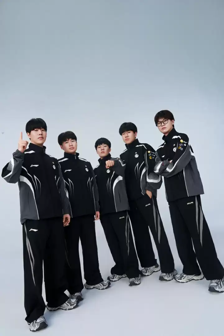 iG发布2025英雄联盟全球总决赛定妆照：再赴極境，此战留名