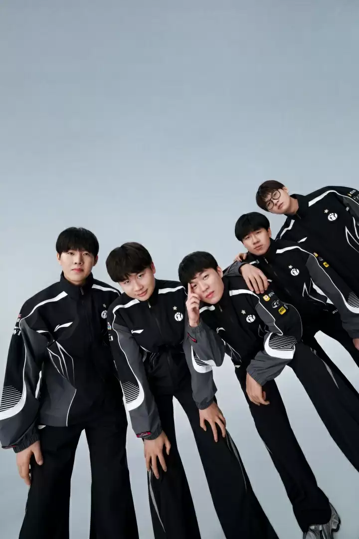 iG发布2025英雄联盟全球总决赛定妆照:再赴極境,此战留名