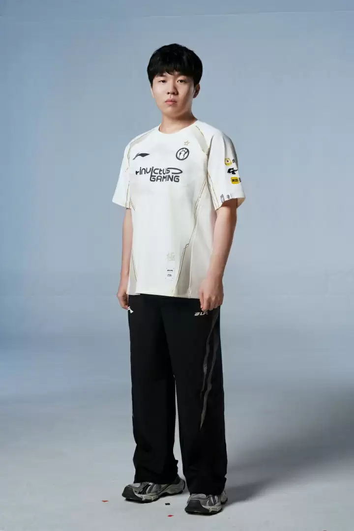 iG发布2025英雄联盟全球总决赛定妆照:再赴極境,此战留名