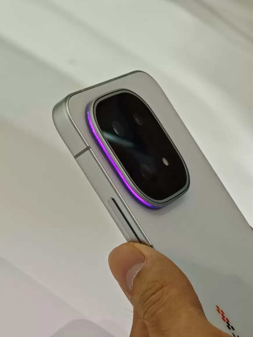 iQOO 15 RGB灯效展示