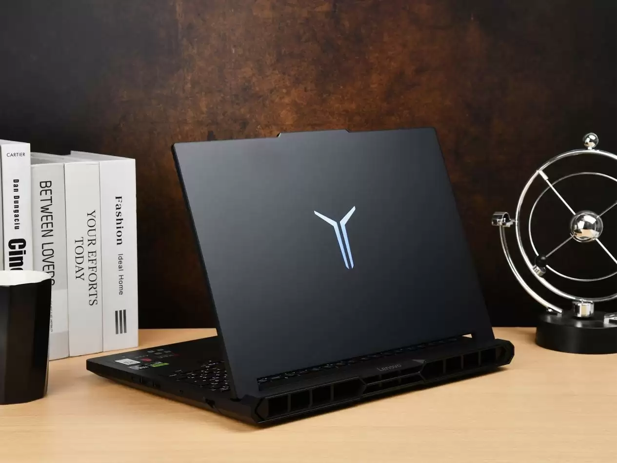 联想拯救者Y9000P 2025游戏本外观展示