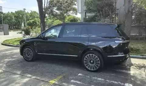 蔚来全新ES8提车记：豪华舒适新标杆