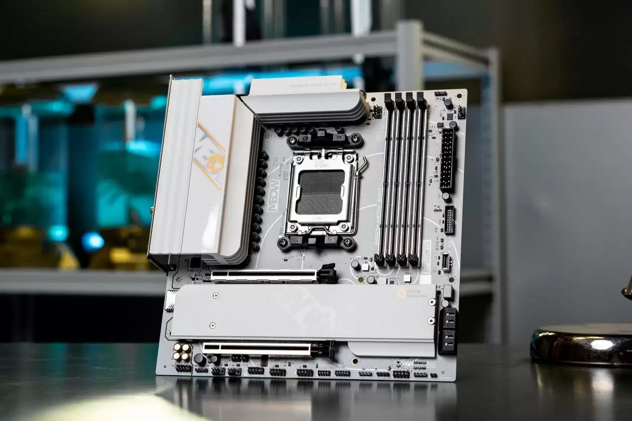 七彩虹 B850M 超级黑刃 / MEOW WIFI7 主板在售，首发 799 / 849 元