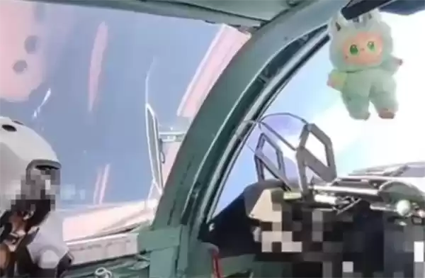 战斗机座舱内的Labubu玩偶