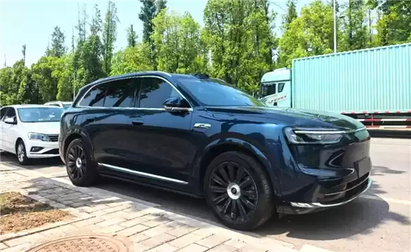 问界M7侧面造型