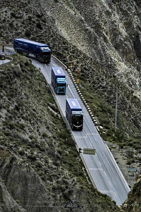 欧曼银河混动重卡山路行驶