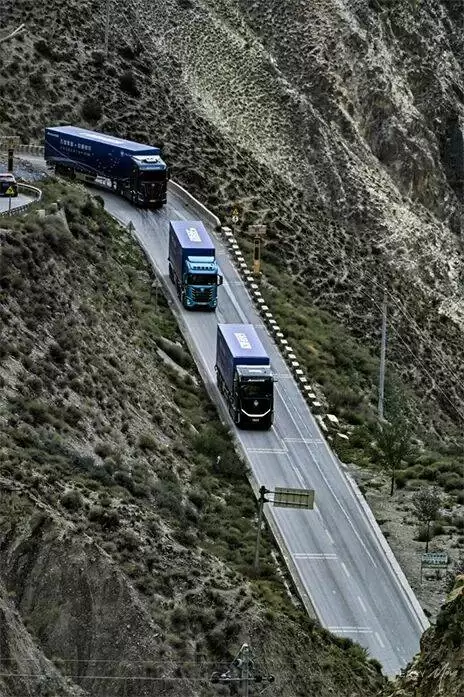 欧曼银河混动重卡山路行驶