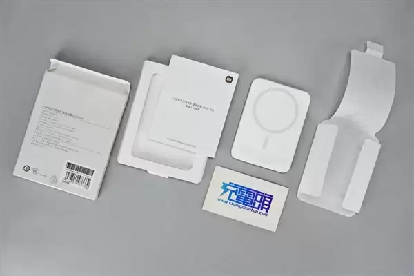 299元卖爆!小米金沙江电池磁吸超薄充电宝拆解:用料扎实