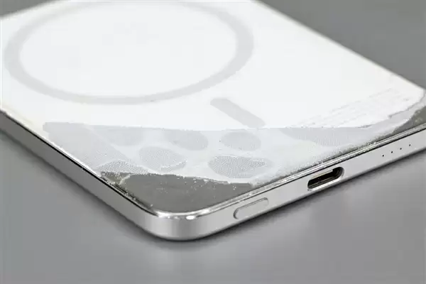 299元卖爆!小米金沙江电池磁吸超薄充电宝拆解:用料扎实