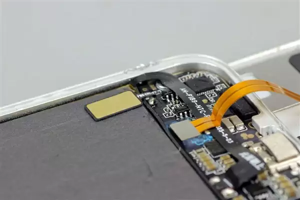 299元卖爆!小米金沙江电池磁吸超薄充电宝拆解:用料扎实