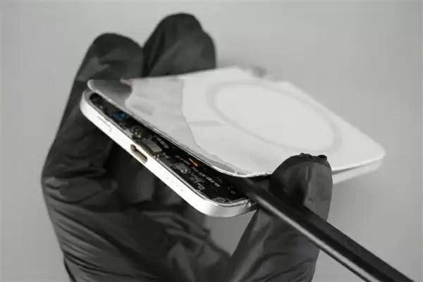 299元卖爆!小米金沙江电池磁吸超薄充电宝拆解:用料扎实