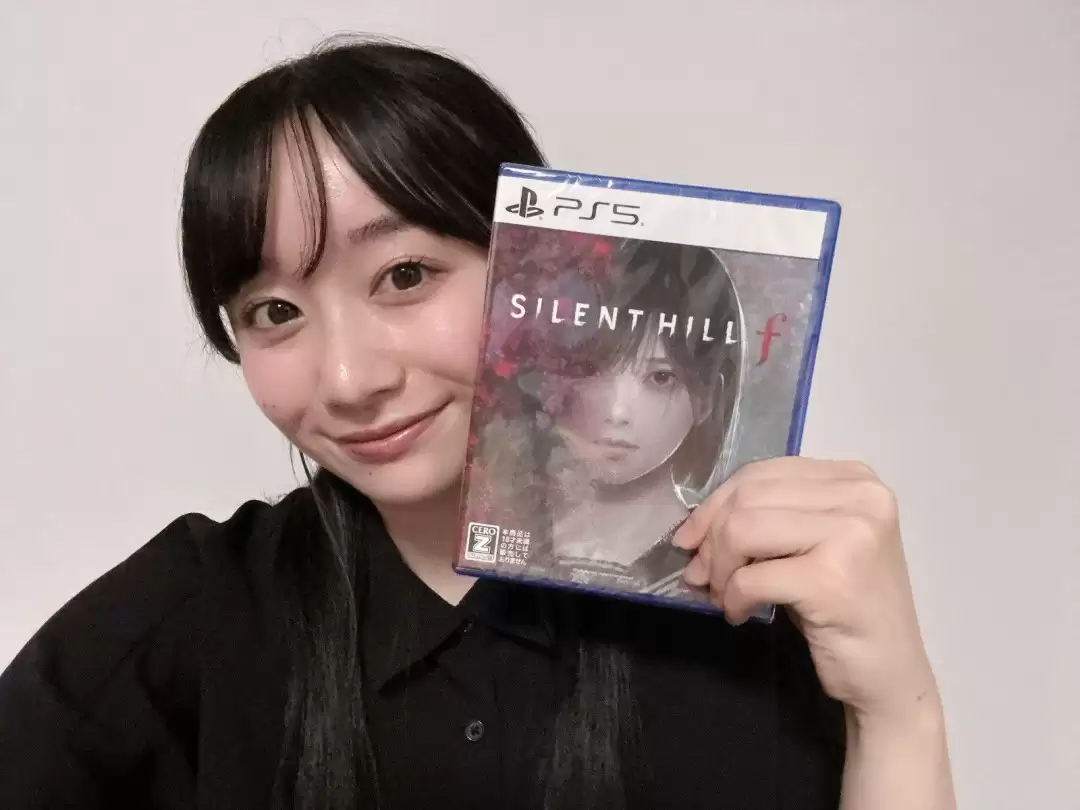 《寂静岭f》美女脸模晒与PS5光盘合照