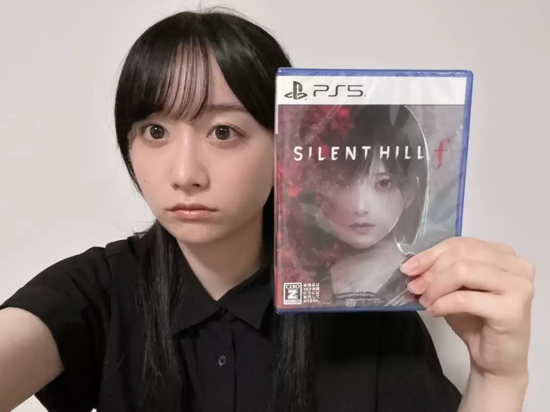 《寂静岭f》美女脸模晒与PS5光盘合照