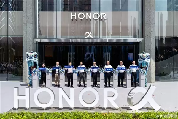 深圳湾崛起AI新地标上《新闻联播》 荣耀阿尔法全球旗舰店：从智慧体验殿堂到产业样本的蜕变