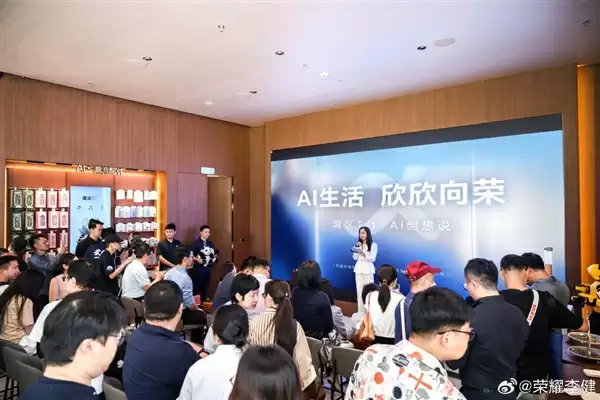 深圳湾崛起AI新地标上《新闻联播》 荣耀阿尔法全球旗舰店：从智慧体验殿堂到产业样本的蜕变