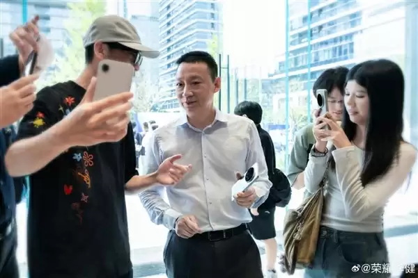 深圳湾崛起AI新地标上《新闻联播》 荣耀阿尔法全球旗舰店：从智慧体验殿堂到产业样本的蜕变