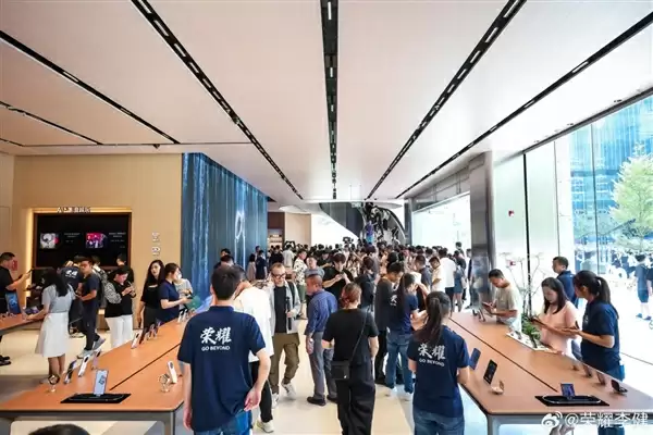 深圳湾崛起AI新地标上《新闻联播》 荣耀阿尔法全球旗舰店：从智慧体验殿堂到产业样本的蜕变