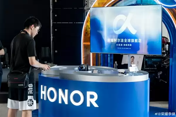 深圳湾崛起AI新地标上《新闻联播》 荣耀阿尔法全球旗舰店：从智慧体验殿堂到产业样本的蜕变