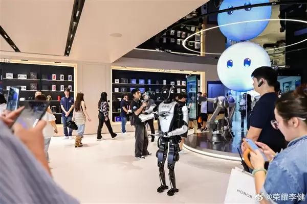 深圳湾崛起AI新地标上《新闻联播》 荣耀阿尔法全球旗舰店：从智慧体验殿堂到产业样本的蜕变