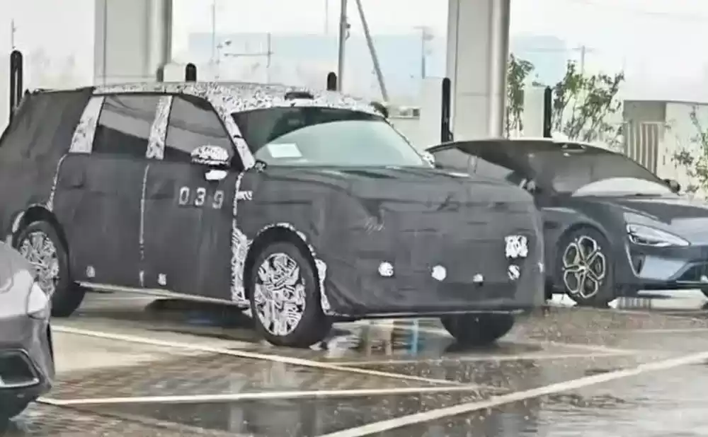 雷军亲赴新疆测试？小米第三款车 YU9 多张实车谍照曝光