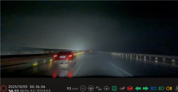 深夜高速上事故车抛锚