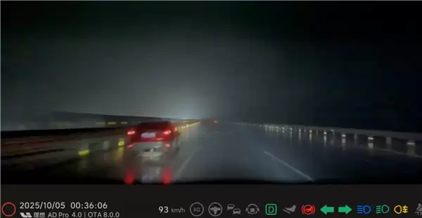 深夜高速上事故车抛锚