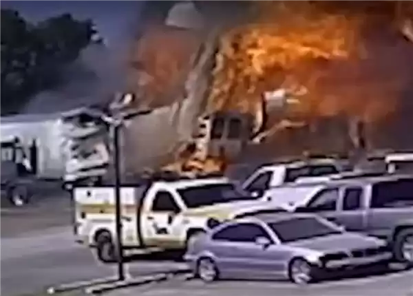 美国一小飞机坠毁致父子2人死亡