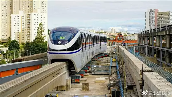 比亚迪在巴西圣保罗造了一辆“空中列车”