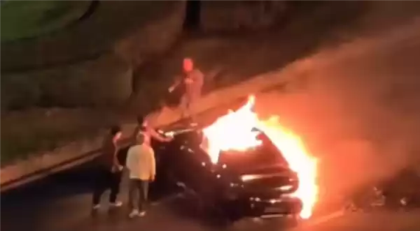 成都一电动车碰撞后起火