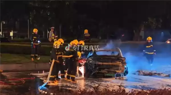 成都一电动车碰撞后起火