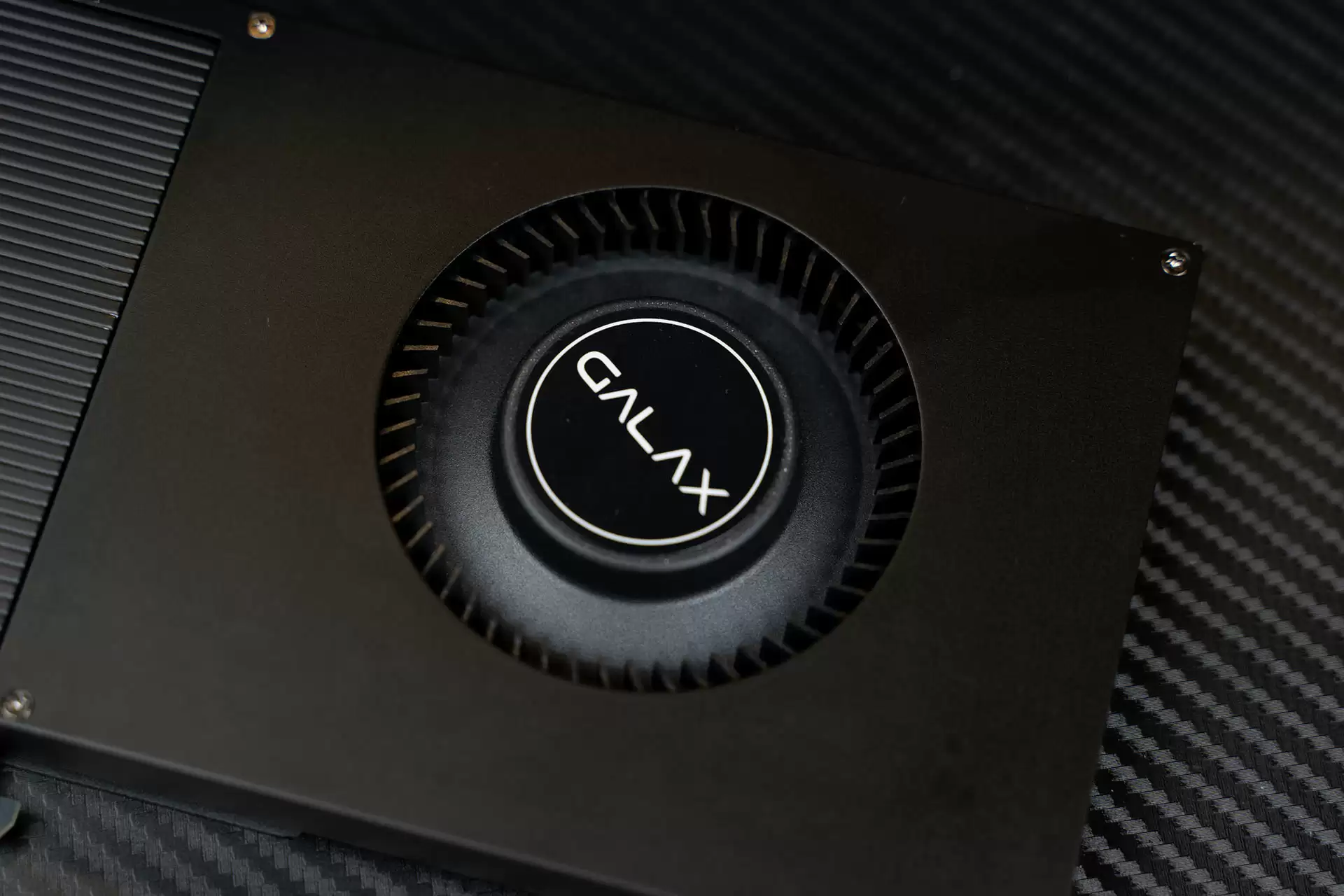 单槽涡轮卡!影驰GeForceRTX 5060 Ti无双MAX显卡开箱