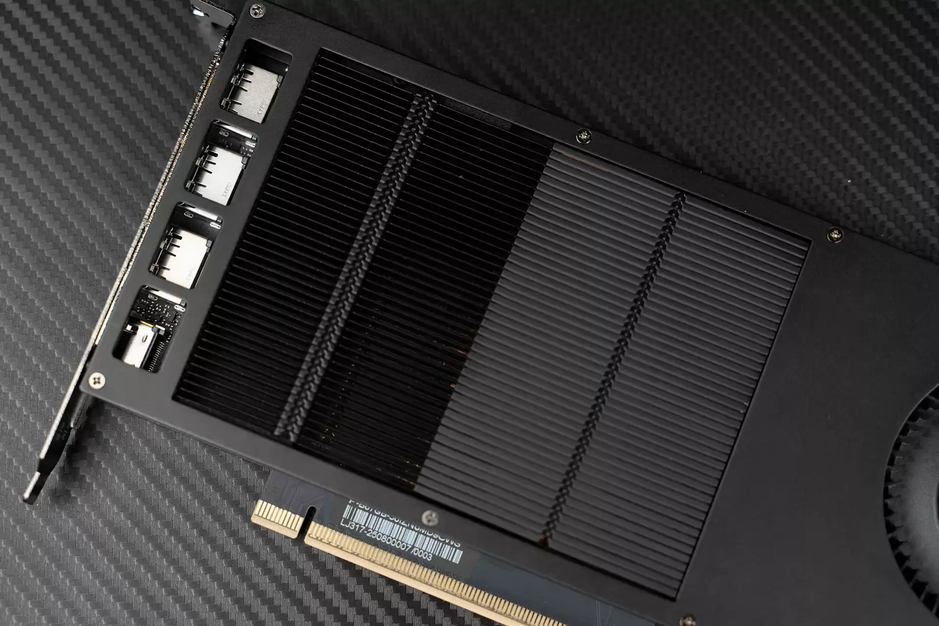 单槽涡轮卡!影驰GeForceRTX 5060 Ti无双MAX显卡开箱