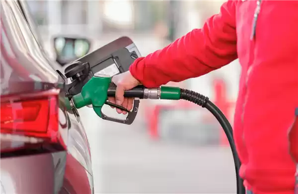 92与98号汽油混加等于95？专家：不可取