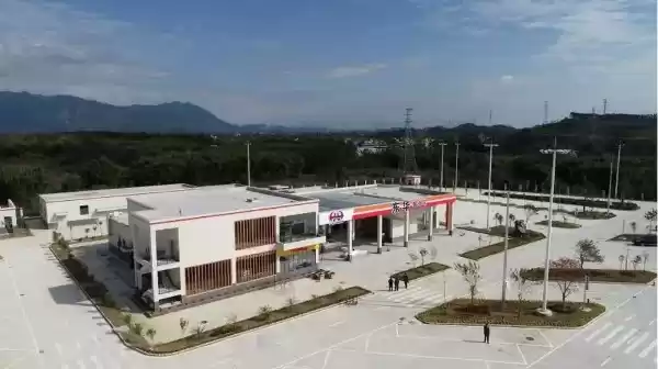 网友质疑高速服务区上厕所必经超市