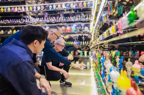 苹果CEO库克现身上海泡泡玛特相关巡展