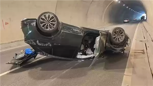 极氪7X隧道内翻滚七八圈四脚朝天：车门正常打开 司机无碍