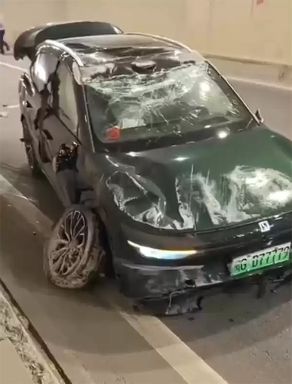 极氪7X隧道内翻滚七八圈四脚朝天：车门正常打开 司机无碍