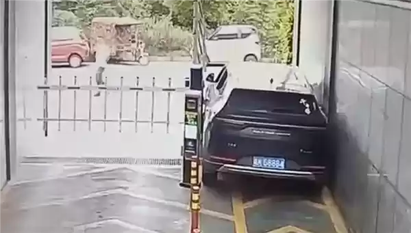 女子开SUV走非机动车道出地库