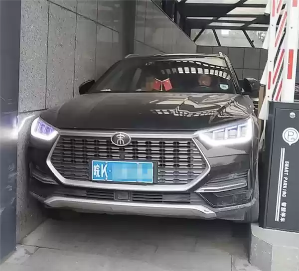 女子开SUV走非机动车道出地库