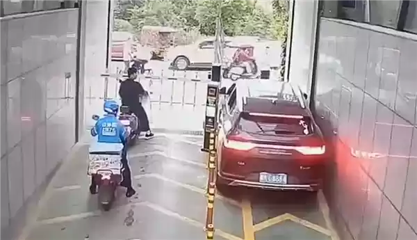 女子开SUV走非机动车道出地库