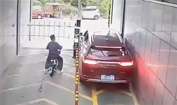 女子开SUV走非机动车道出地库