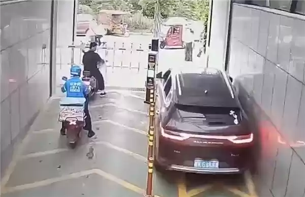 女子开SUV走非机动车道出地库