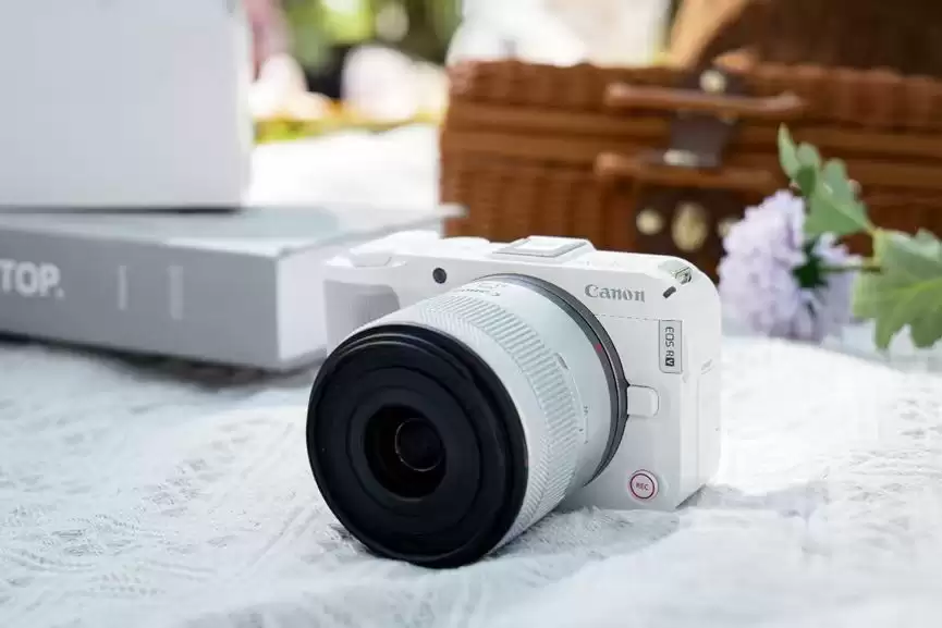 专业摄影师力荐!佳能 R50V 2420万像素+智能对焦,轻巧便携微单首选