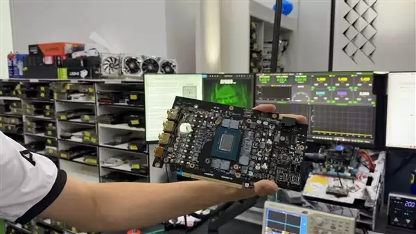 RTX 5070 Ti烧毁 出现一个大洞！竟然嫁接RX 580救活了