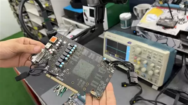 RTX 5070 Ti烧毁 出现一个大洞！竟然嫁接RX 580救活了