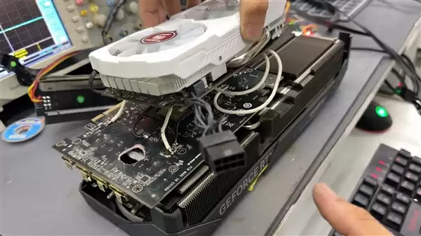 RTX 5070 Ti烧毁 出现一个大洞！竟然嫁接RX 580救活了